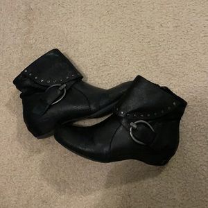 Black boots with buckle and heel